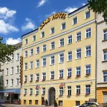 Gold Hotel