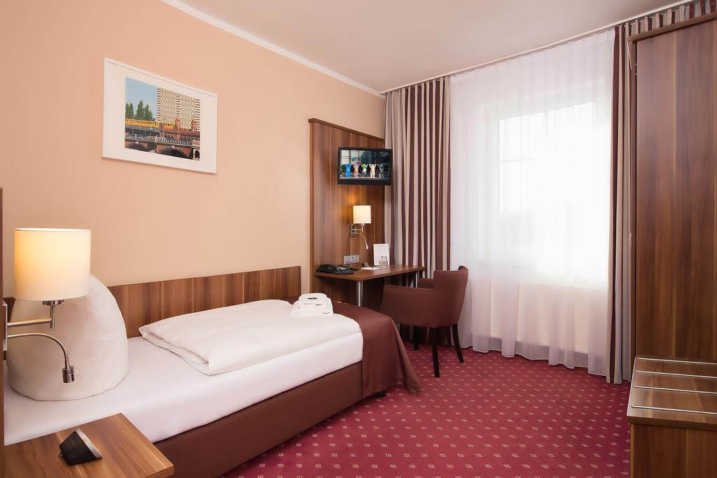 Gold Hotel