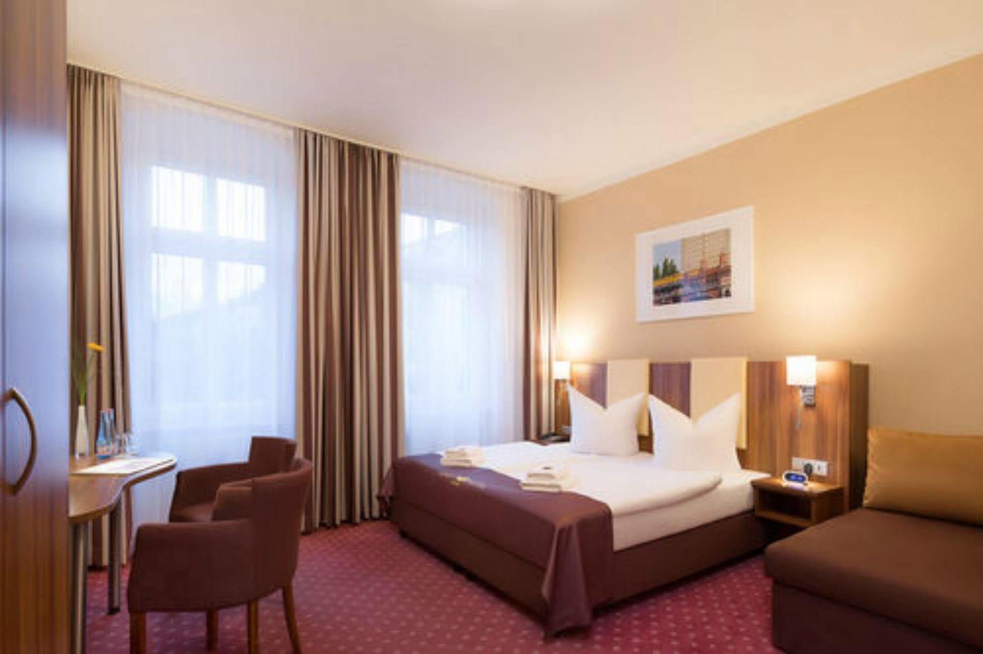 Gold Hotel